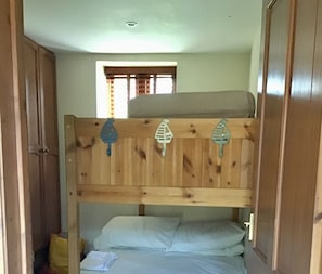 2 chambres, fer et planche à repasser, lit de bébé portatif
