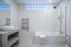 Badewanne, Haartrockner, Handtücher