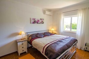 3 quartos, cofres nos quartos, ferros/tábuas de passar roupa