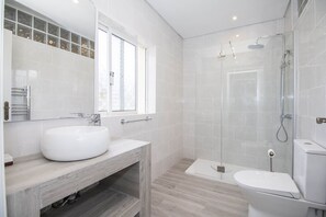 Banheira, secador de cabelo, toalhas de banho 