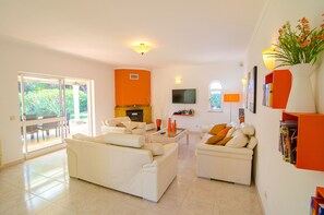 TV, fireplace - Casa Nova | 3 Bedrooms | Spacious Exterior | Vilamoura (Vilamoura)