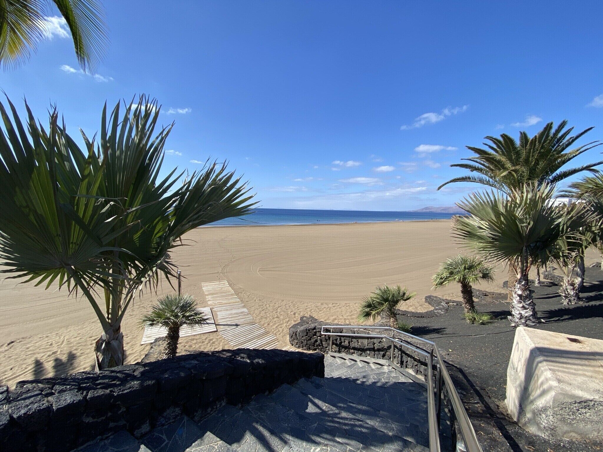 在海灘附近、沙灘巾