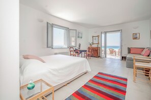 6 bedrooms, desk, iron/ironing board, travel crib