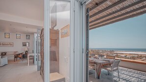 Ein modernes Interieur mit Essbereich mit Blick auf einen Strand.