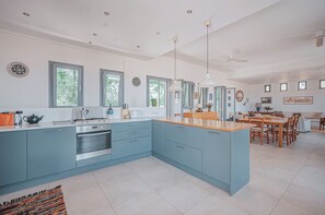 ثلاجة، فرن، موقد طهي مسطح، غسالة أطباق