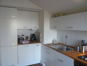 Fridge, oven, stovetop, coffee/tea maker - XIPHONIE - 2 Bedrooms apartment - Sicily (Acireale)