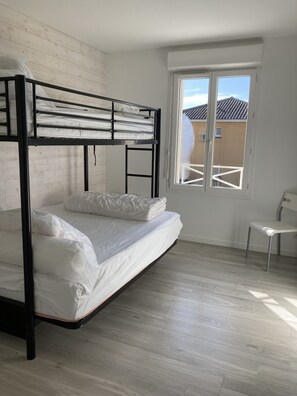 4 quartos, ferros/tábuas de passar roupa, berço de viagem, Wi-Fi