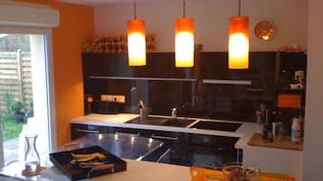 Refrigerador, microondas, horno y parrilla de estufa