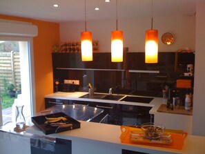 Geladeira, micro-ondas, fogão, cooktop