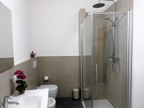 Shower, hair dryer, bidet, towels - Completely renovated apartment in the center (Ravenna)