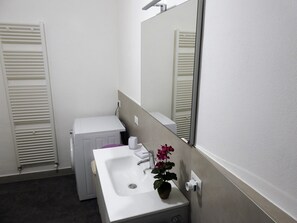 Douche, sèche-cheveux, bidet, serviettes fournies