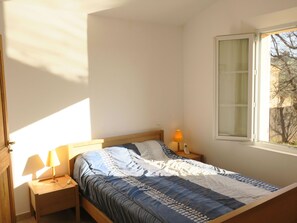 3 Schlafzimmer, Schreibtisch, Bügeleisen/Bügelbrett, Reisekinderbett