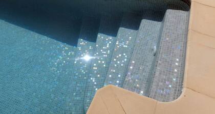 Tour-d'Aigues : location avec piscine privée pour des vacances en Luberon.