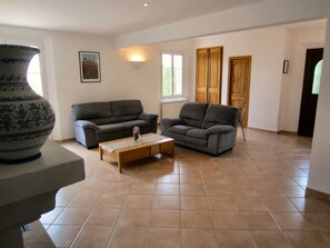 Smart TV, fireplace, DVD player, ping pong