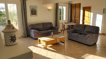 Smart TV, lareira, DVD player, mesa de pingue-pongue