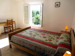 3 slaapkamers, een bureau, een strijkplank/strijkijzer, reisbedje