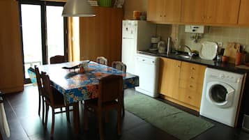 Frigorífico, microondas, horno y placa de cocina