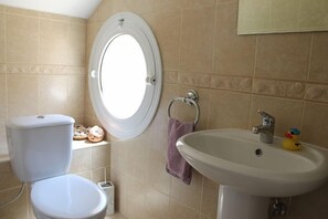 Combined shower/tub, hair dryer, towels - 3 Bed High Spec Villa in Tala /Amazing Sea Views/Heated Pool & Car Included (Tala)