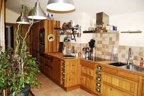 Frigorífic, microones, forn i placa de cuina