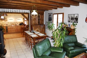 Televisor, llar de foc, taula de tennis de taula i llibres