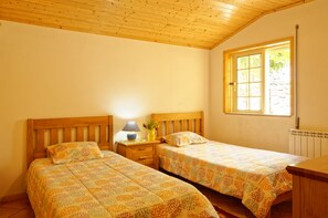 3 quartos, escrivaninha, ferros/tábuas de passar roupa