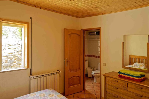 Dusche, umweltfreundliche Kosmetikartikel, Haartrockner, Bidet