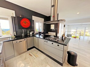 Kühlschrank, Mikrowelle, Ofen, Geschirrspüler