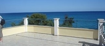 Appartement Beachfront en position de premier choix avec toit-terrasse, balcon et patio.