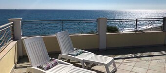 Appartamento fronte mare in posizione privilegiata con terrazza panoramica, balcone e patio.