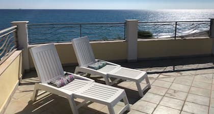 Apartamento de Frente a la Playa en una posición privilegiada con terraza en la azotea, balcón y patio.