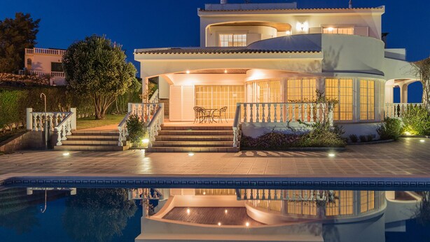 Una casa moderna de dos pisos con piscina delantera.