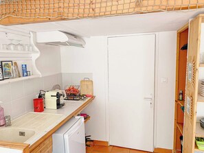 Fridge, microwave, stovetop, coffee/tea maker