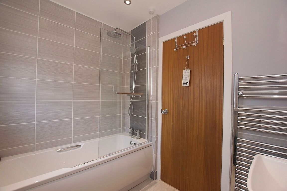 Combined shower/bathtub, hair dryer, towels, soap