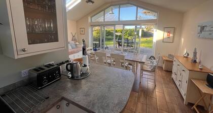 3 Schlafzimmer Bungalow mit großem Garten, kurzer Fußweg zu Sandstränden und Dorf