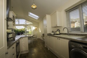 雪櫃、微波爐、焗爐、爐具