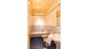 Duschwanne, Haartrockner, Bidet, Handtücher