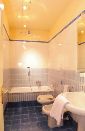 Duschwanne, Haartrockner, Bidet, Handtücher