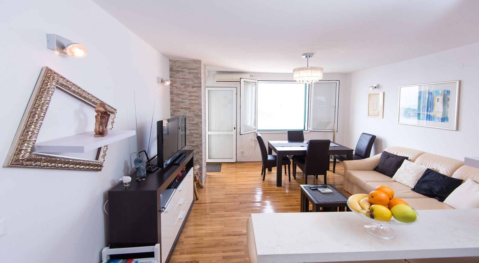 TV, bøker og stereoanlegg