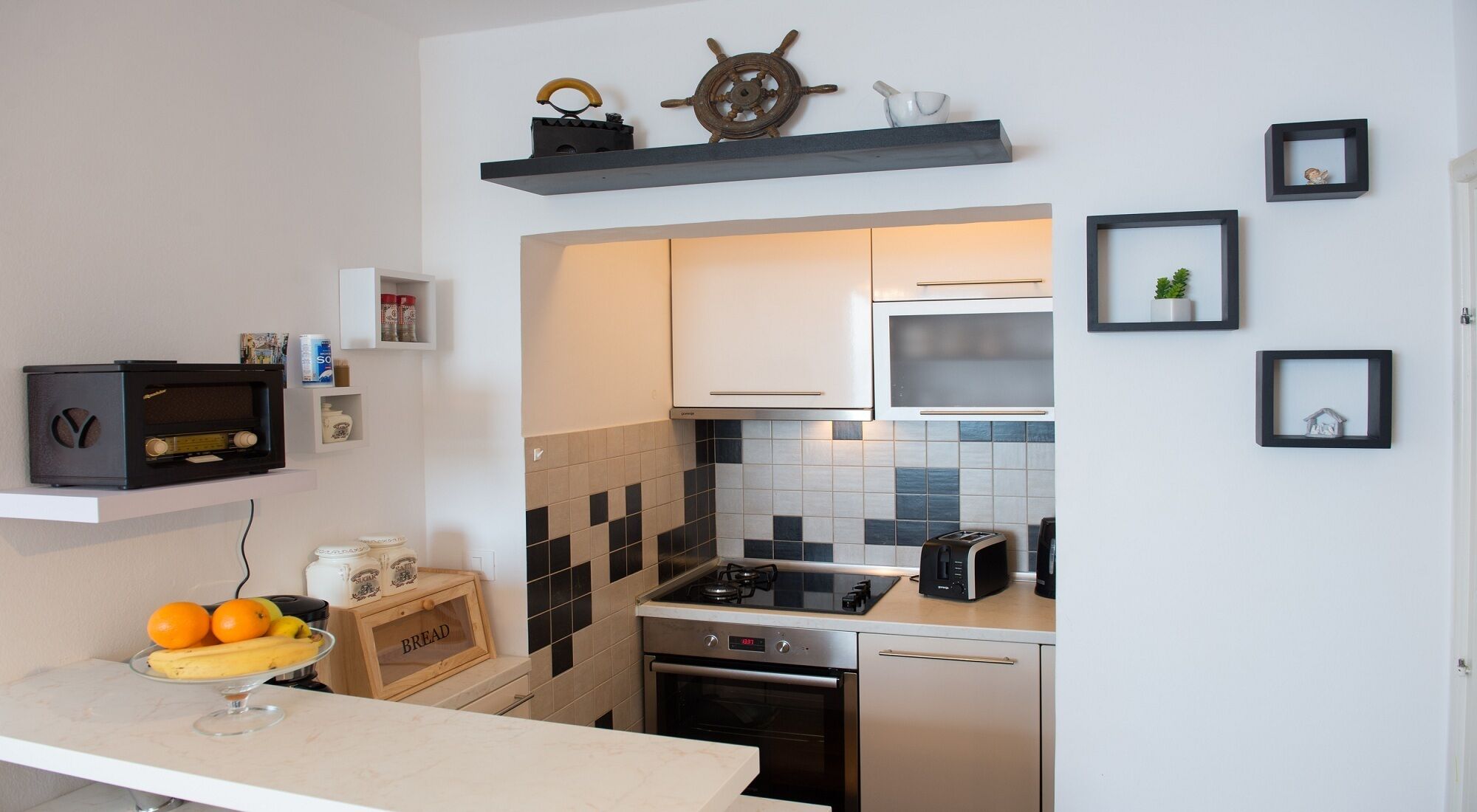 Kjøleskap, mikrobølgeovn, ovn og kokeplater