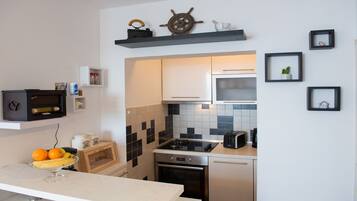 Kjøleskap, mikrobølgeovn, ovn og kokeplater