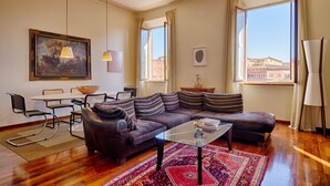 En moderne stue med sofa, sofabord og spiseplads.