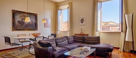 TV connectée, lecteur de DVD, livres, chaîne hi-fi