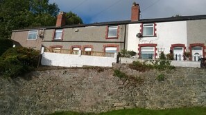 Exterior - Bay View Terrace, Llandudno - quiet & spacious cottage, stunning views & WIFI (Llandudno)