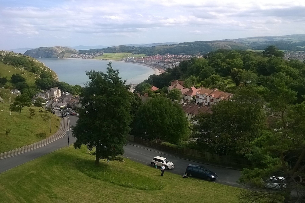 Bay View Terrace, Llandudno - quiet & spacious cottage, stunning views & WIFI