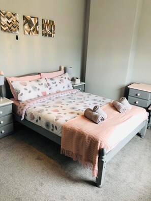 2 bedrooms, iron/ironing board, free WiFi, bed sheets - Bay View Terrace, Llandudno - quiet & spacious cottage, stunning views & WIFI (Llandudno)