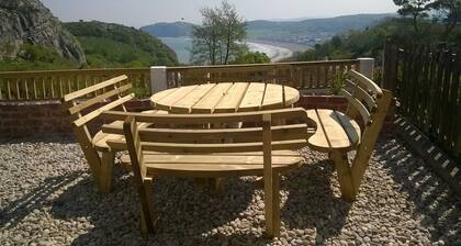 Bay View Terrace, Llandudno - quiet & spacious cottage, stunning views & WIFI