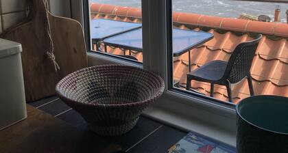 Top Gallant Holiday Cottage Runswick Bay with great beach and sea views