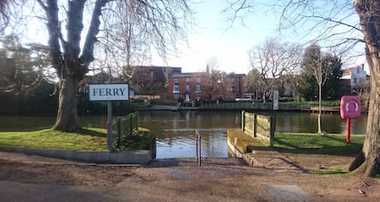 Sleeps 6, Parking, Great View. 3 Bedrooms, 4 beds, easy walk to town centry