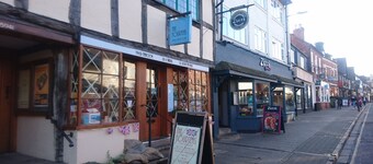 Sleeps 6, Parking, Great View. 3 Bedrooms, 4 beds, easy walk to town centry