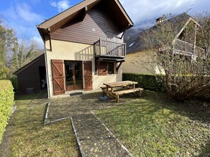 A two-story house with a balcony, a wooden table, and a small shed. - Chalet for 6 people in Cauterets with free parking space (Cauterets)